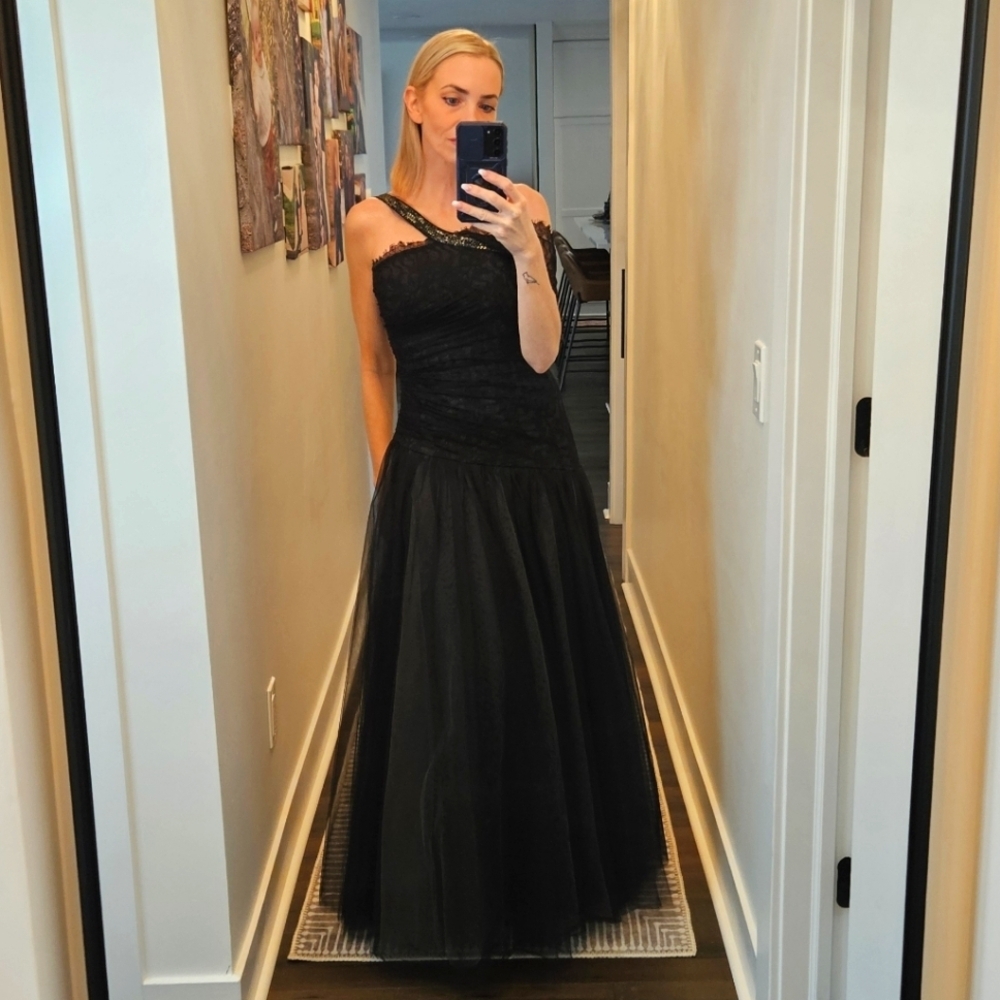 BCBG MAX AZRIA BLACK LACE TULLE SEQUIN GOWN - size 4